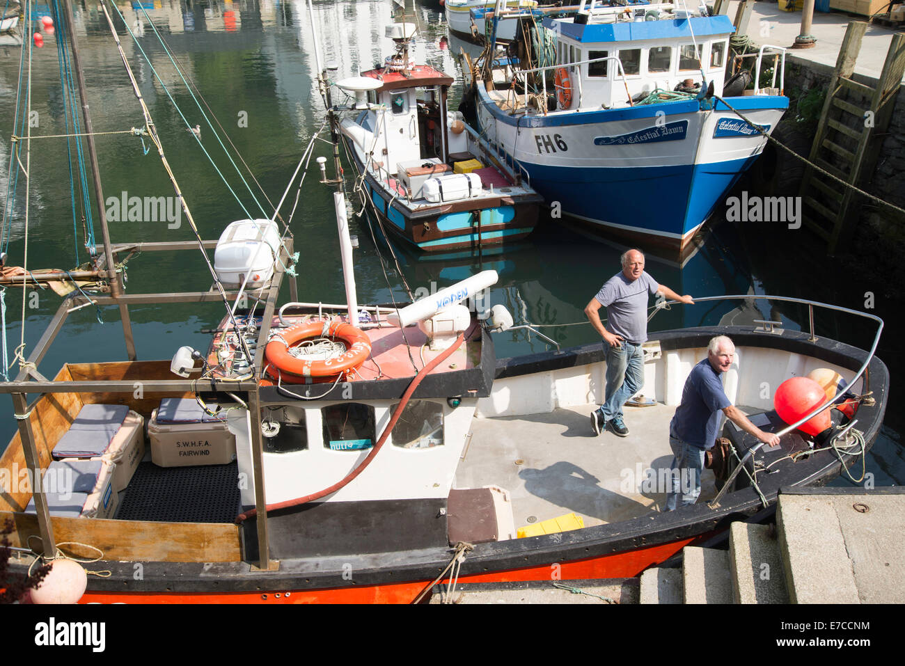 Dos pescadores en la proa de la embarcación después de regresar de un viaje Foto de stock