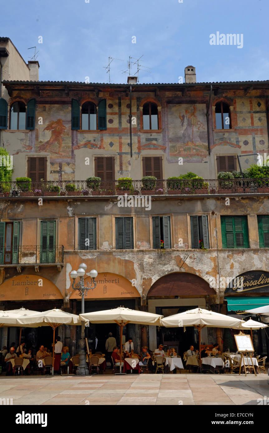 Cafe restaurantes recubren la Piazza della Erbe en Verona Foto de stock