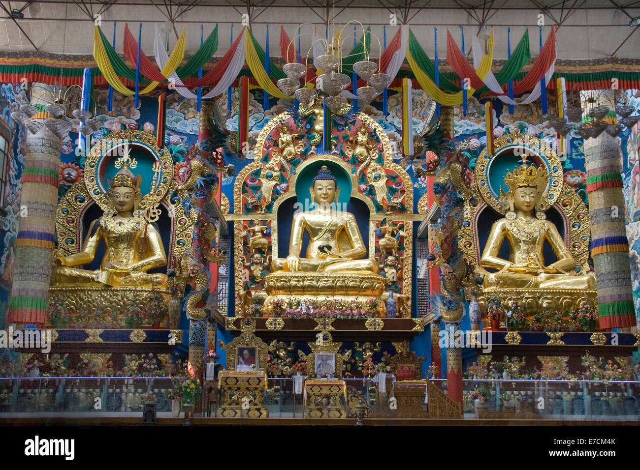 Señor Buddha en el centro, flanqueado por el señor Padmasambhava y Lord Amitayus en cualquier lado en el monasterio Namdroling en Bylakuppe, Foto de stock
