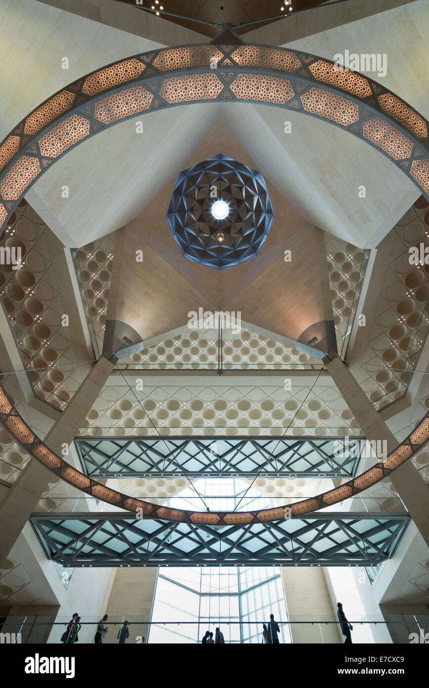 Doha. Qatar. Museo de Arte Islámico, diseñado por I.M.Pei. Apex interior del atrio. Foto de stock