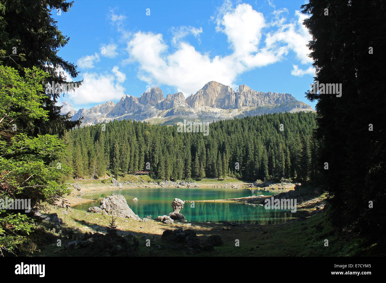 Lago Carezza en Alto Adige / Sudtirol, Italia Foto de stock