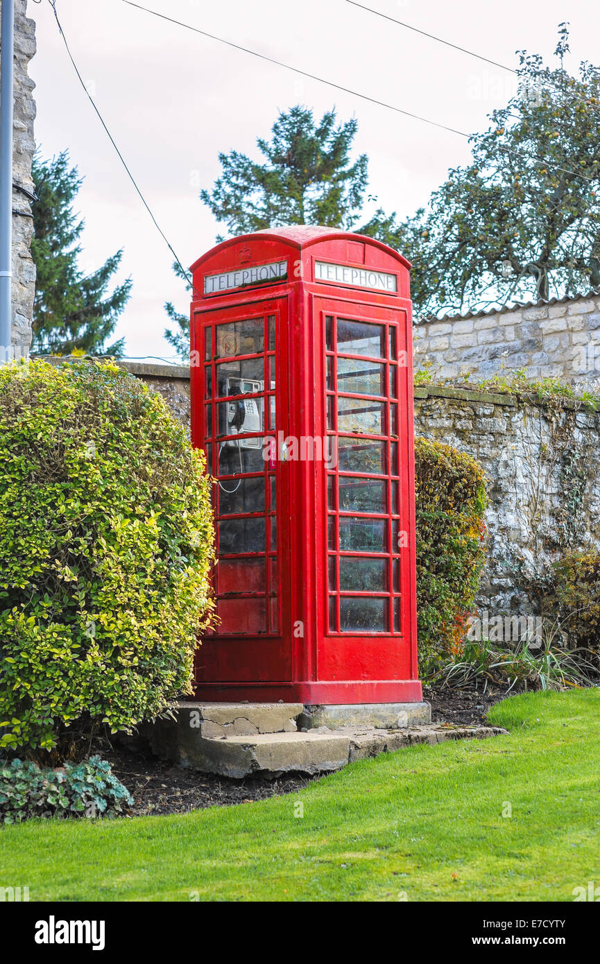 Vintage Retro tradicional británico rojo UK cuadro telefónico phonebox phonebooth cabina telefónica al lado de una carretera en la zona rural de Yorkshire Foto de stock