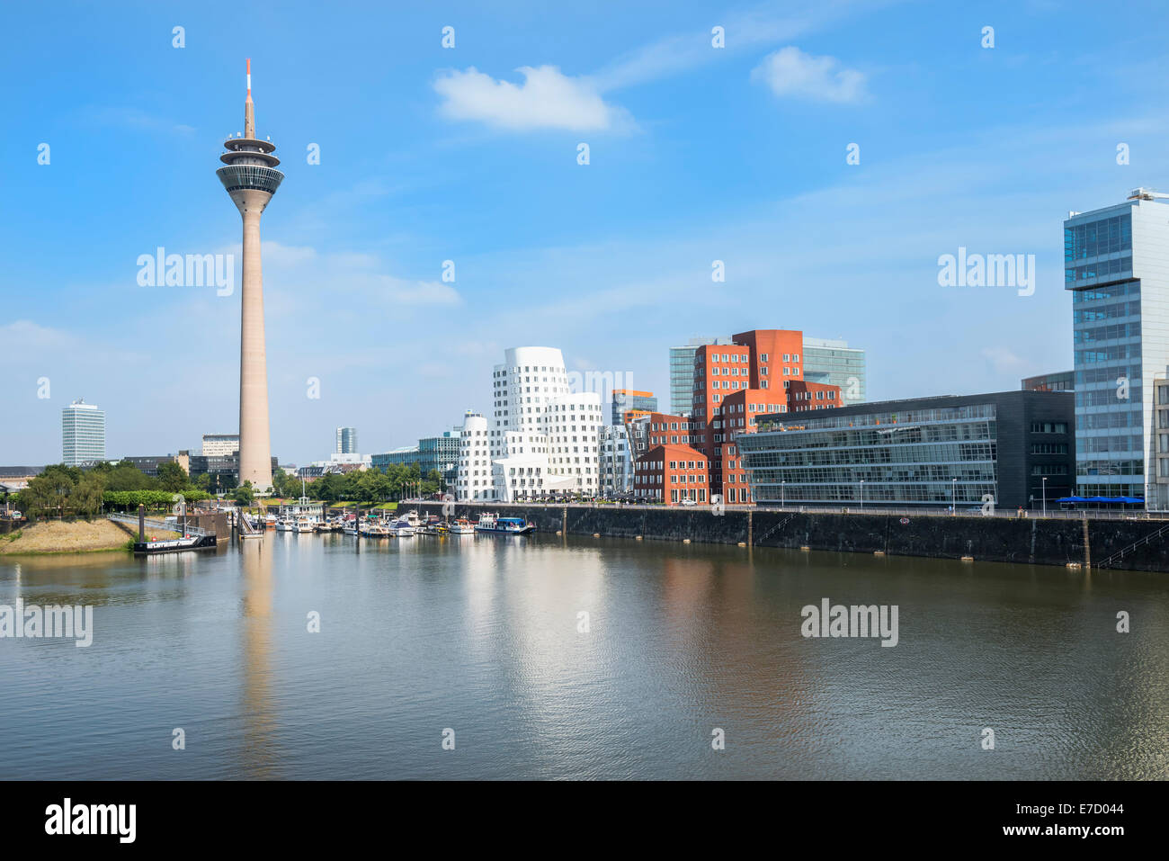Media Harbour y Rheinturm, Düsseldorf, Renania del Norte Westfalia, Alemania Foto de stock