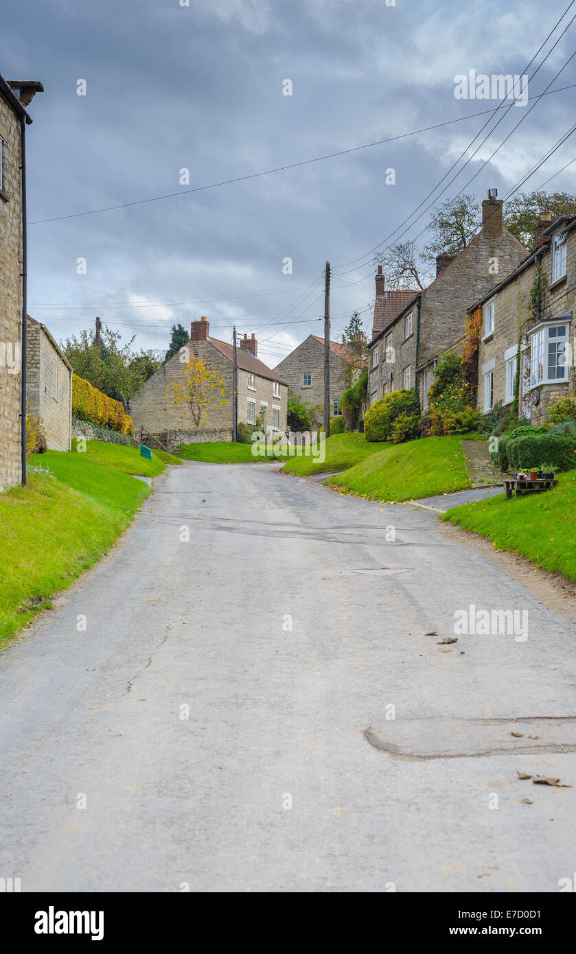 Buscando una calle estrecha calle rural en la encantadora aldea de Nunnington North Yorkshire. Foto de stock