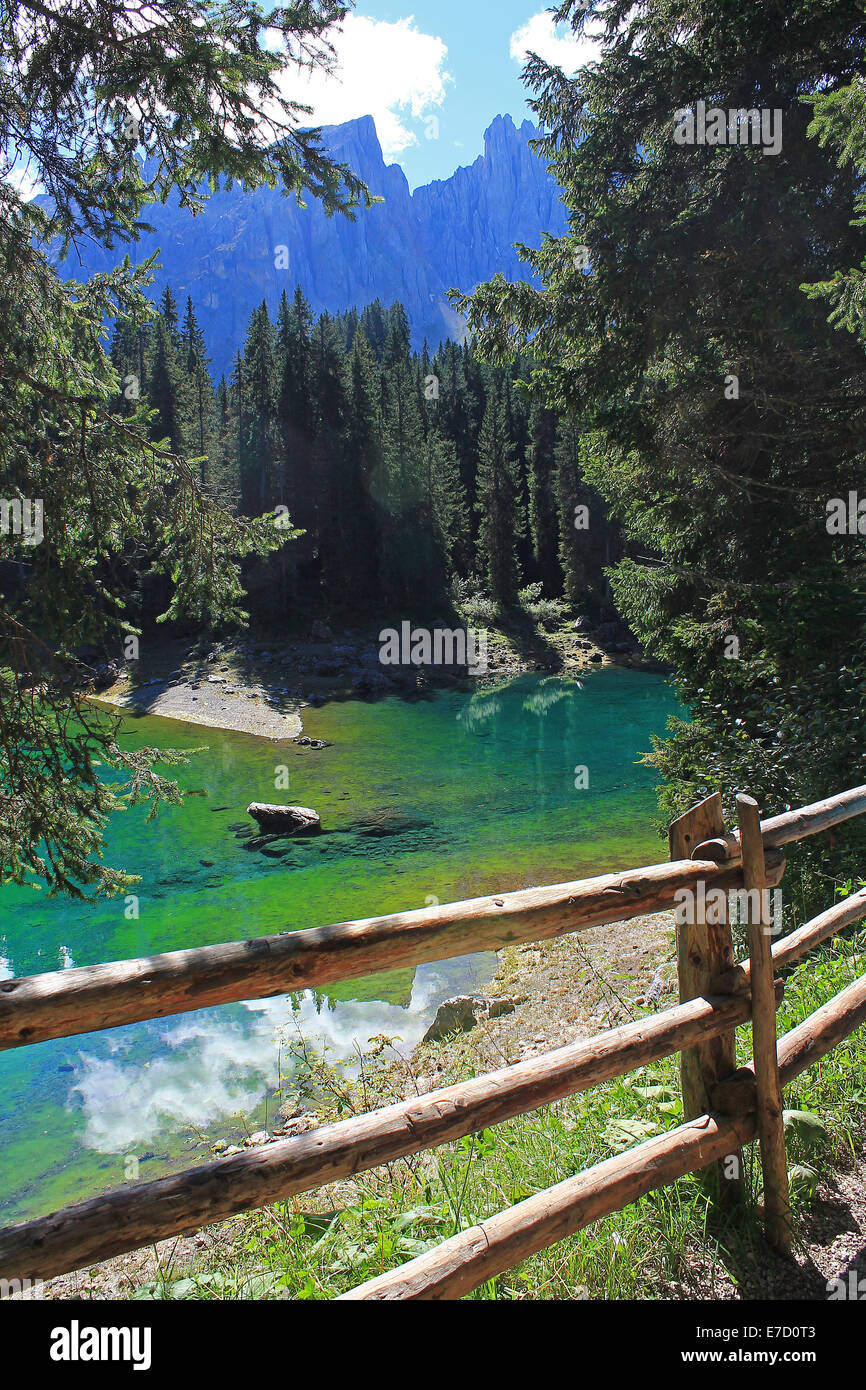 Lago Carezza en Alto Adige Sudtirol / Foto de stock