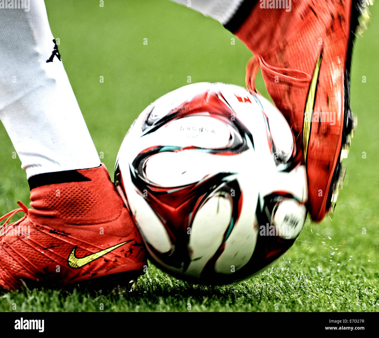 Stadion im Borussia-Park, Moenchengladbach, Alemania el 13.9.2014, la  Bundesliga alemana, la temporada 2014/2015, 3ª jornada , Borussia  Moenchengladbach - Schalke 04 4:1 ---- botas de fútbol Nike Mercurial  Superfly y 'bola Bundesliaga