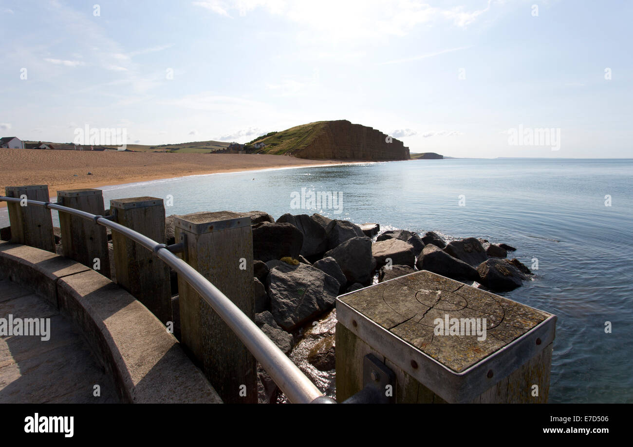 La ciudad costera de West Bay, cerca de Bridport, Dorset, Inglaterra, en un hermoso día soleado con nítido cielo azul claro. Foto de stock