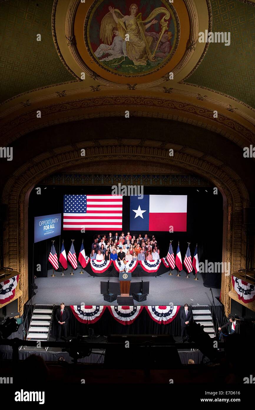 El presidente estadounidense, Barack Obama, ofrece comentarios sobre la economía en el Paramount Theatre el 10 de julio de 2014 en Austin, Texas. Foto de stock