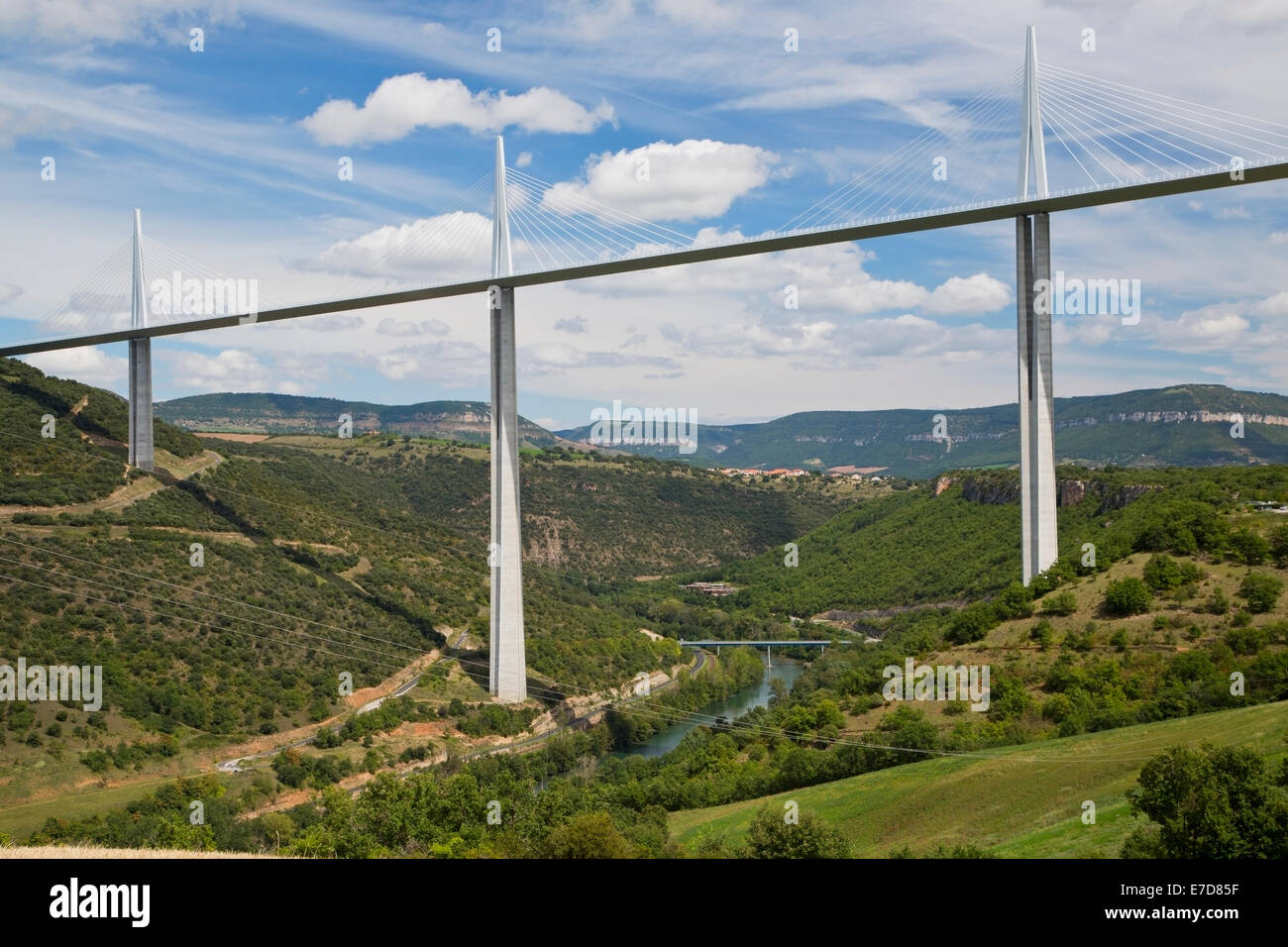 Catastrófico muñeca izquierda Viaducto de Millau, Francia, mostrando el puente de carretera vieja a la  nueva Fotografía de stock - Alamy