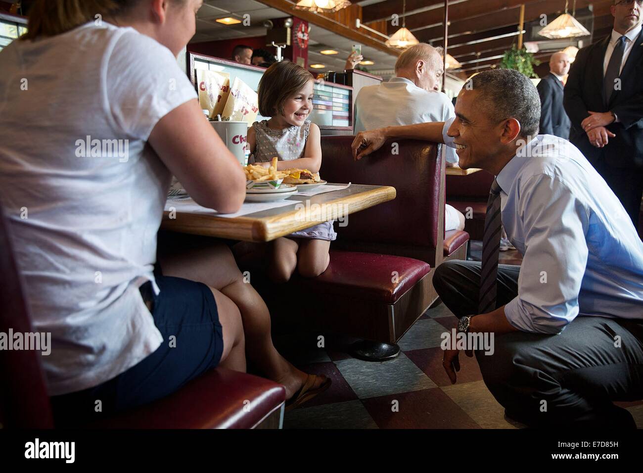 El presidente estadounidense, Barack Obama, conversa con una niña en el hoyo de carbón restaurante Julio 17, 2014 en Wilmington, Delaware. Foto de stock