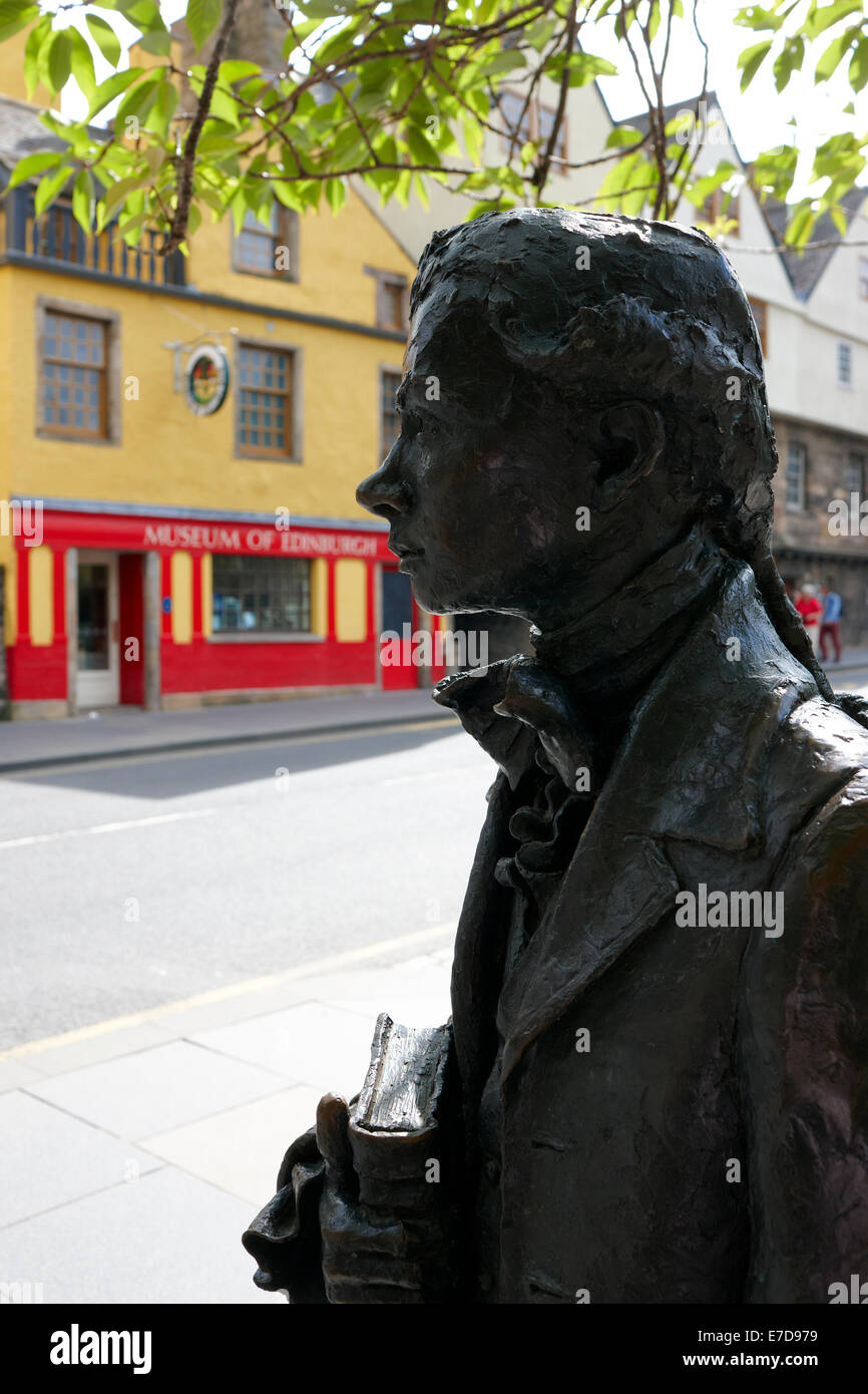 Estatua de Robert Fergusson por David Annand en Canongate en Edimburgo, Escocia. Foto de stock