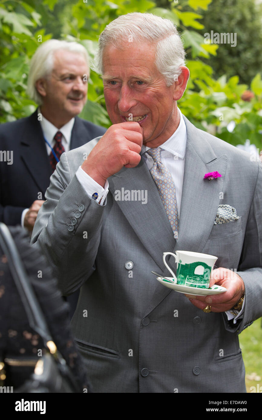 El príncipe Charles alberga una recepción para Biomimetic especialistas en los jardines de Clarence House, Londres Foto de stock