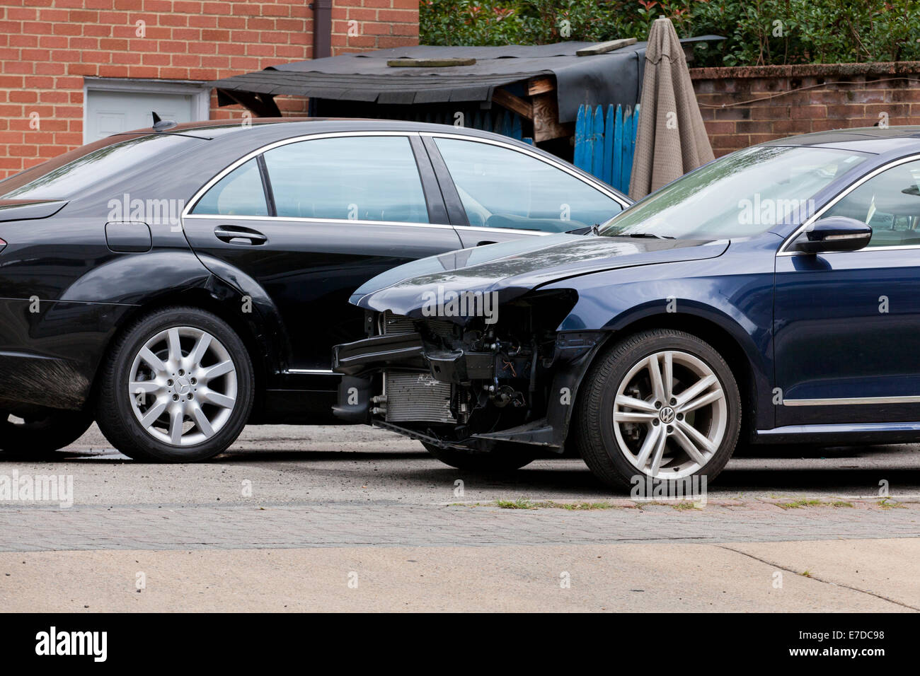 El extremo delantero de daños por accidente de coche en reparación de carrocerías shop - EE.UU. Foto de stock