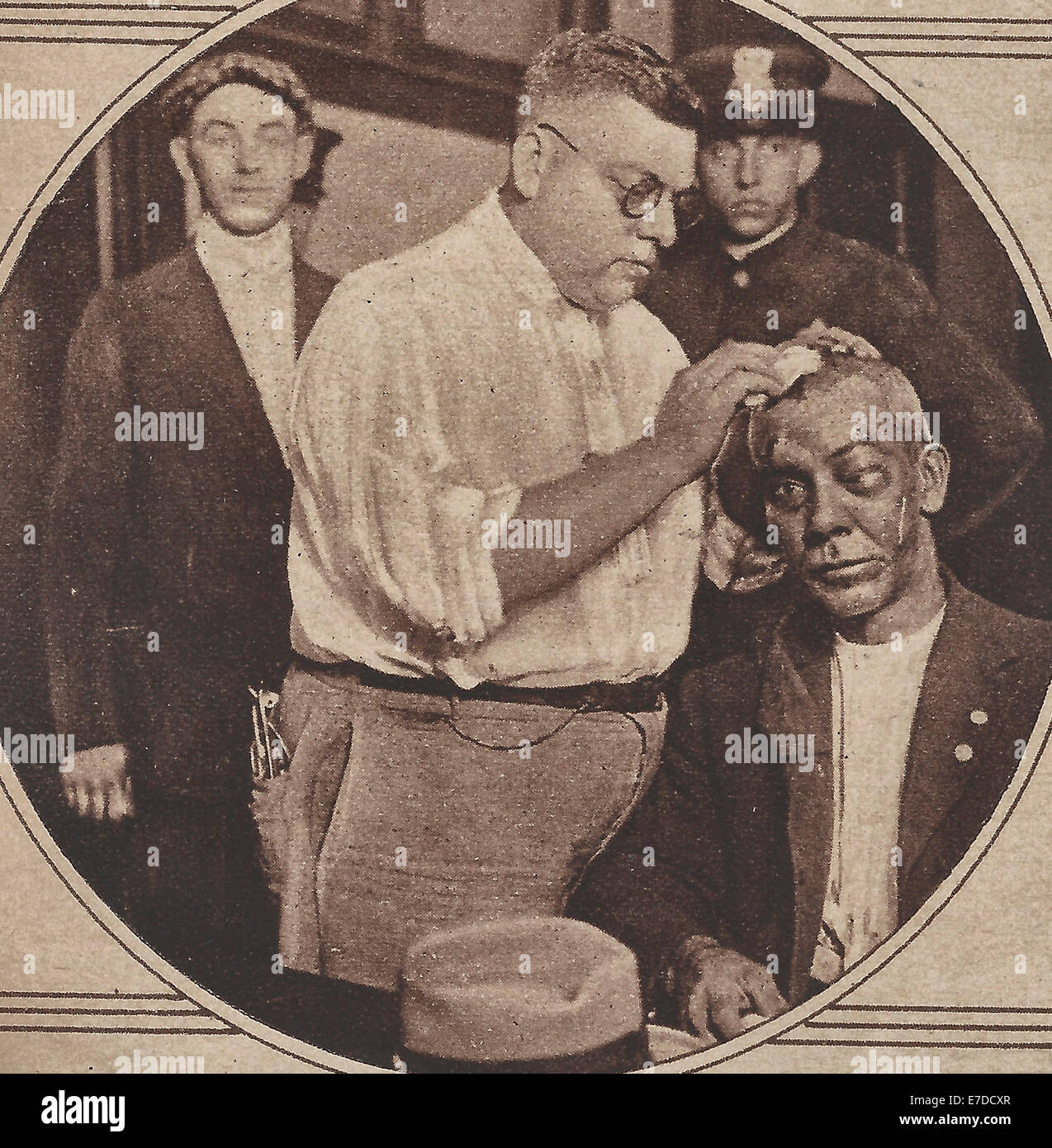 Malherido hombre afroamericano que sus heridas atendido por médico en Comisaría - Chicago disturbios raciales de 1919 Foto de stock