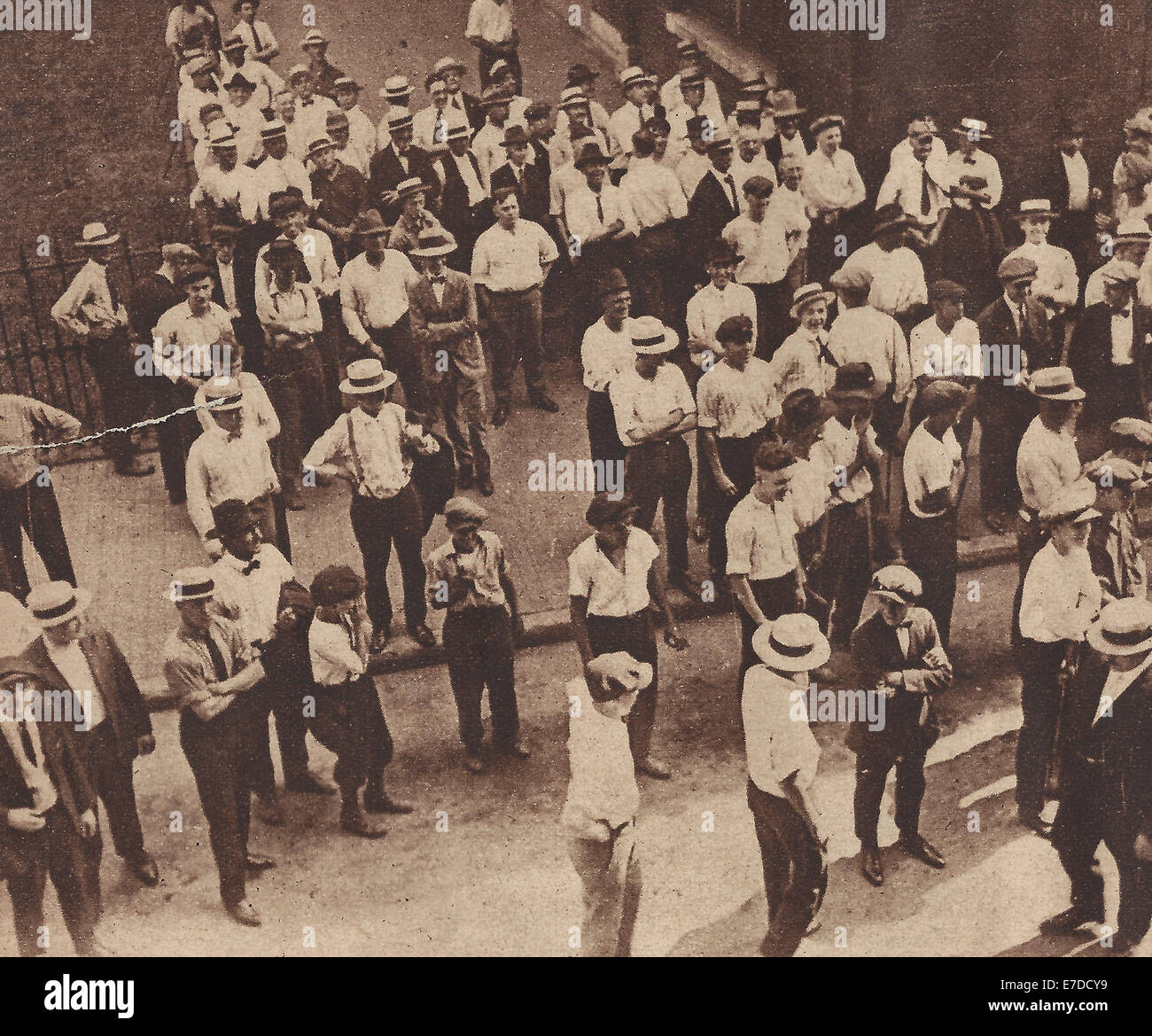 Los empleados blancos de la Chicago Stock Yards jeering a los Afroamericanos como dejan de trabajar y la prisa a sus hogares, Chicago disturbios raciales de 1919 Foto de stock