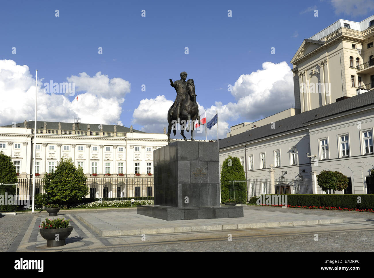 Polonia. Varsovia. Palacio presidencial por Chrystian Piotr Aigner y estatua ecuestre del príncipe Jozef Poniatowski (1763-1813). Foto de stock