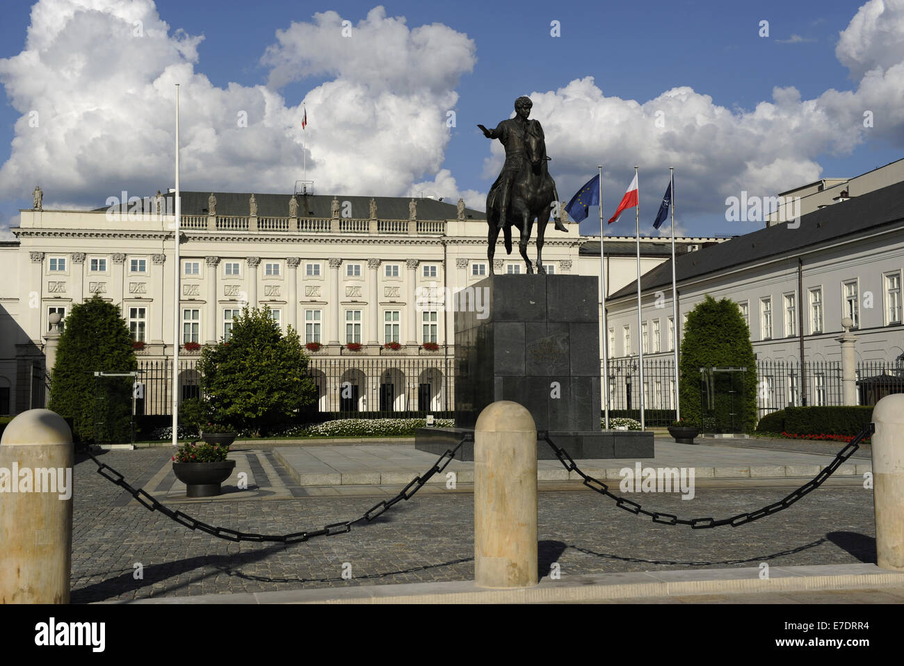 Polonia. Varsovia. Palacio presidencial por Chrystian Piotr Aigner y estatua ecuestre del príncipe Jozef Poniatowski (1763-1813). Foto de stock