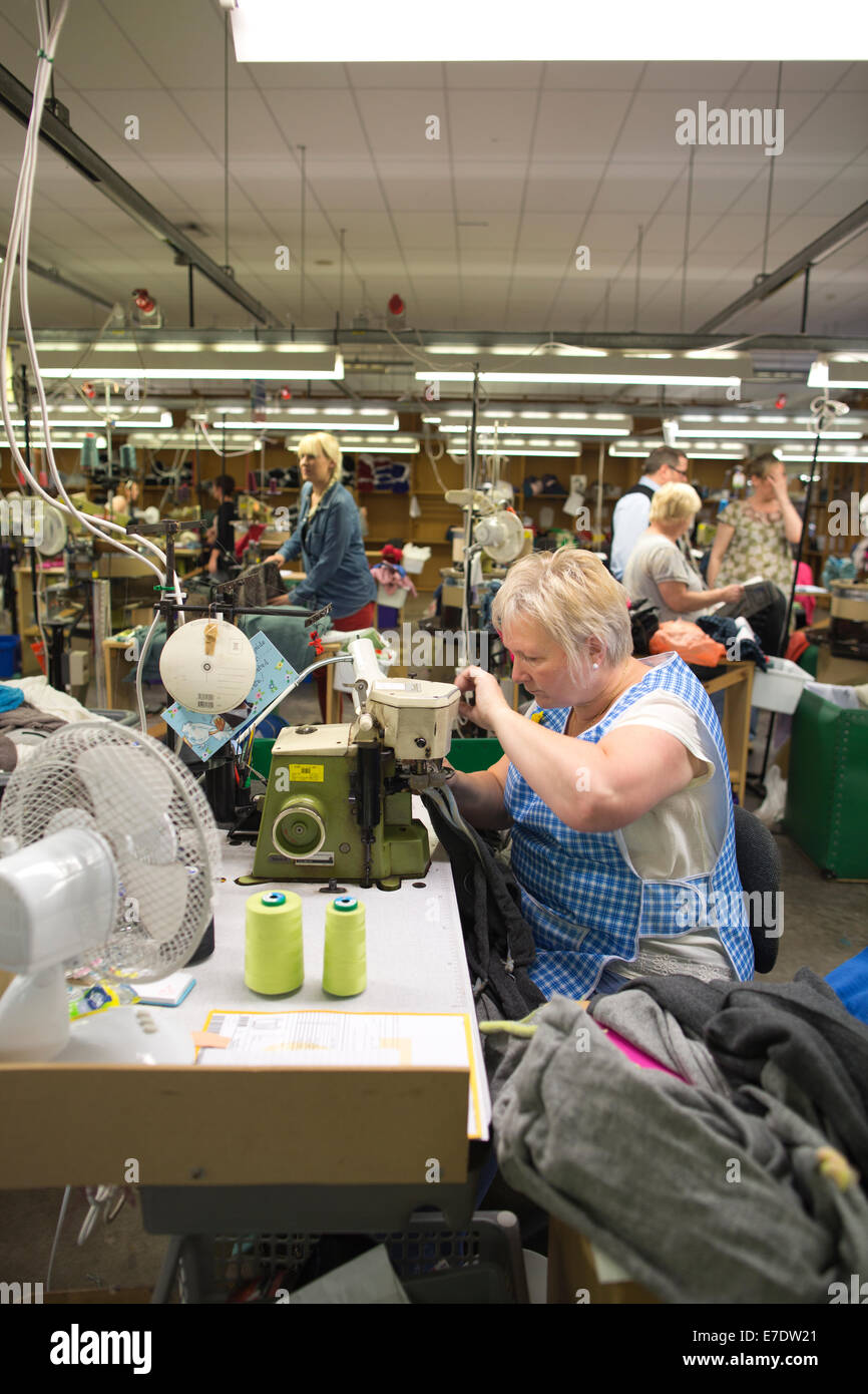 Maquinista en trabajo de Elgin, Johnstons cashmere knitwear y fabricantes  de textiles, Hawick, Scottish Borders, Scotland, Reino Unido Fotografía de  stock - Alamy