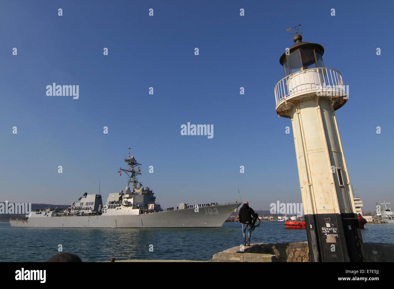 El buque de guerra estadounidense USS Truxtun (DDG-103) entra en el puerto del Mar Negro de Varna, a unos 450 km (280 millas) al noreste de la capital búlgara, Sofia el jueves, 13 de marzo de 2014. La Marina el destructor USS Truxtun toma parte en rumano, búlgaro y conjunta de EE.UU. m Foto de stock