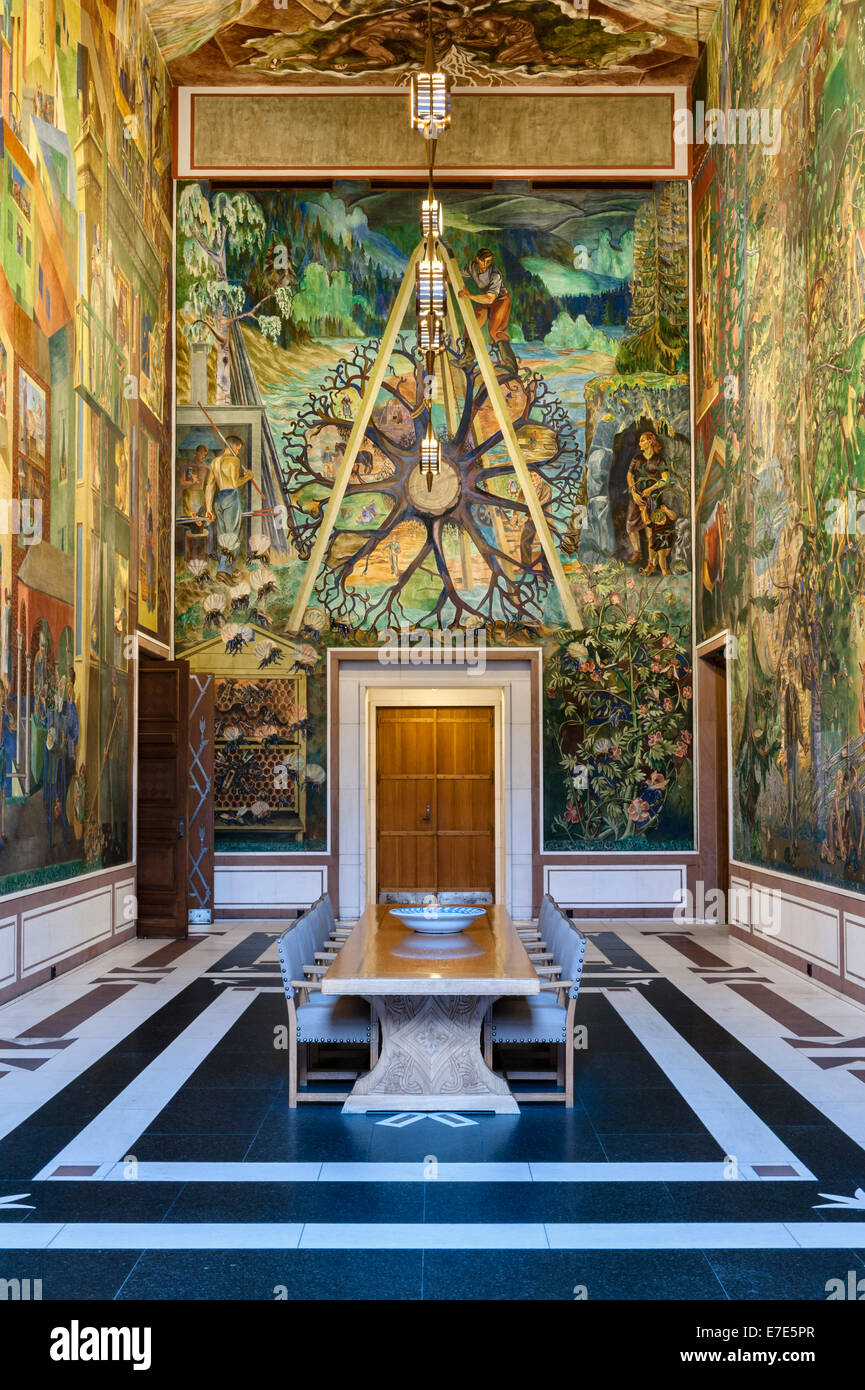 El Ayuntamiento (Radhus), Oslo, Noruega. La Galería Este, con frescos de Per Krohg sobre el tema de la ciudad y el país Foto de stock