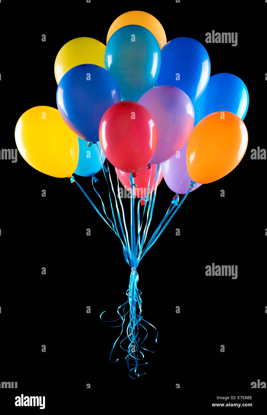Volar globos aislado en un fondo negro Fotografía de stock - Alamy