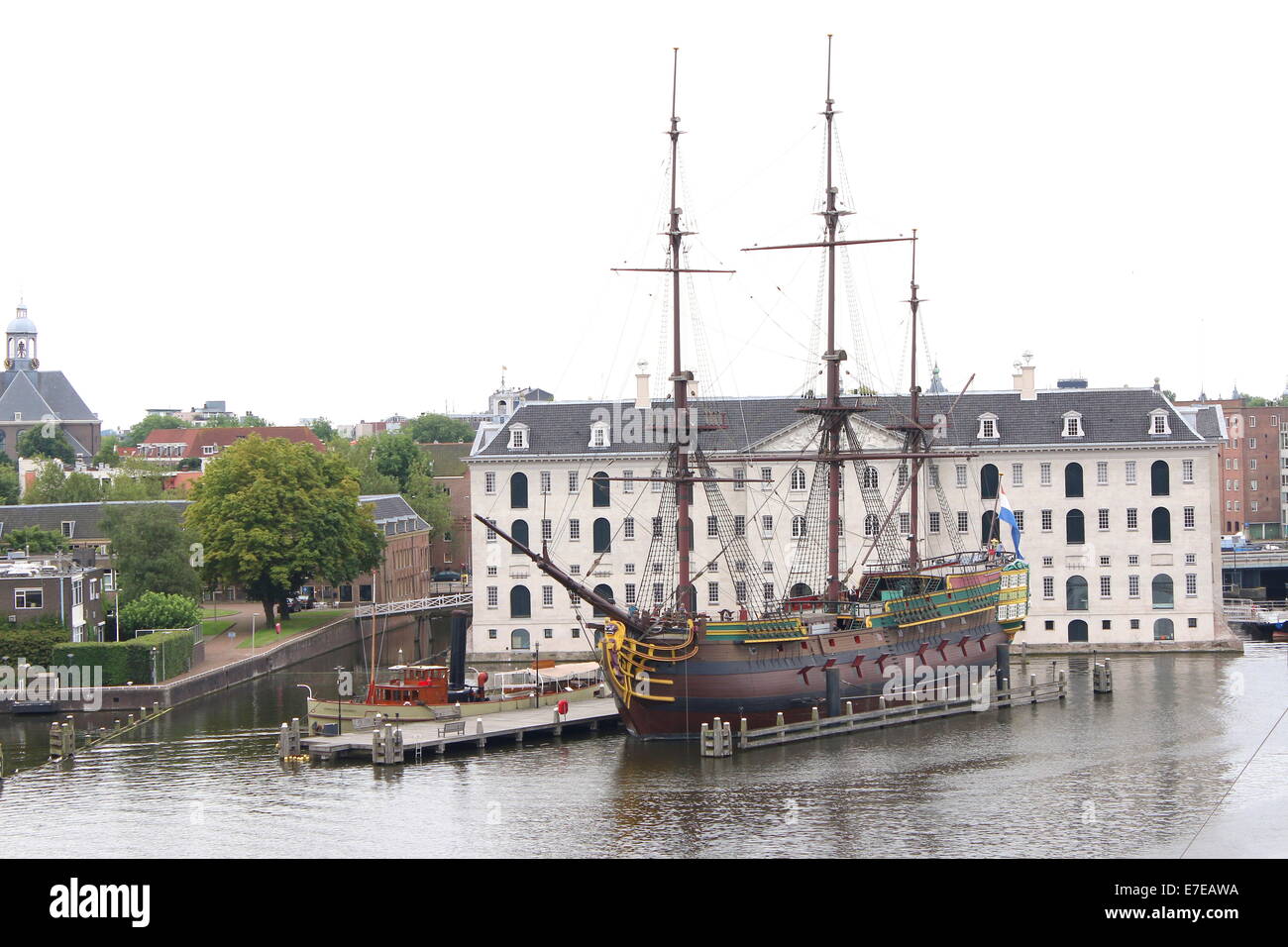 Museo Marítimo Nacional Holandés en Amsterdam, Países Bajos. VOC-buque 'Amsterdam', una réplica "East Indiaman" buque amarrado en la parte delantera Foto de stock