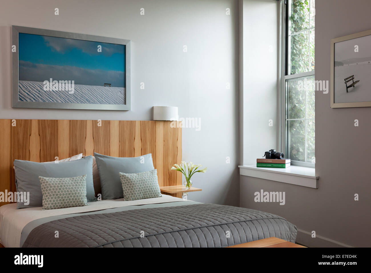 Estilo moderno dormitorio con cabecero de madera personalizados en el boutique hotel Foto de stock