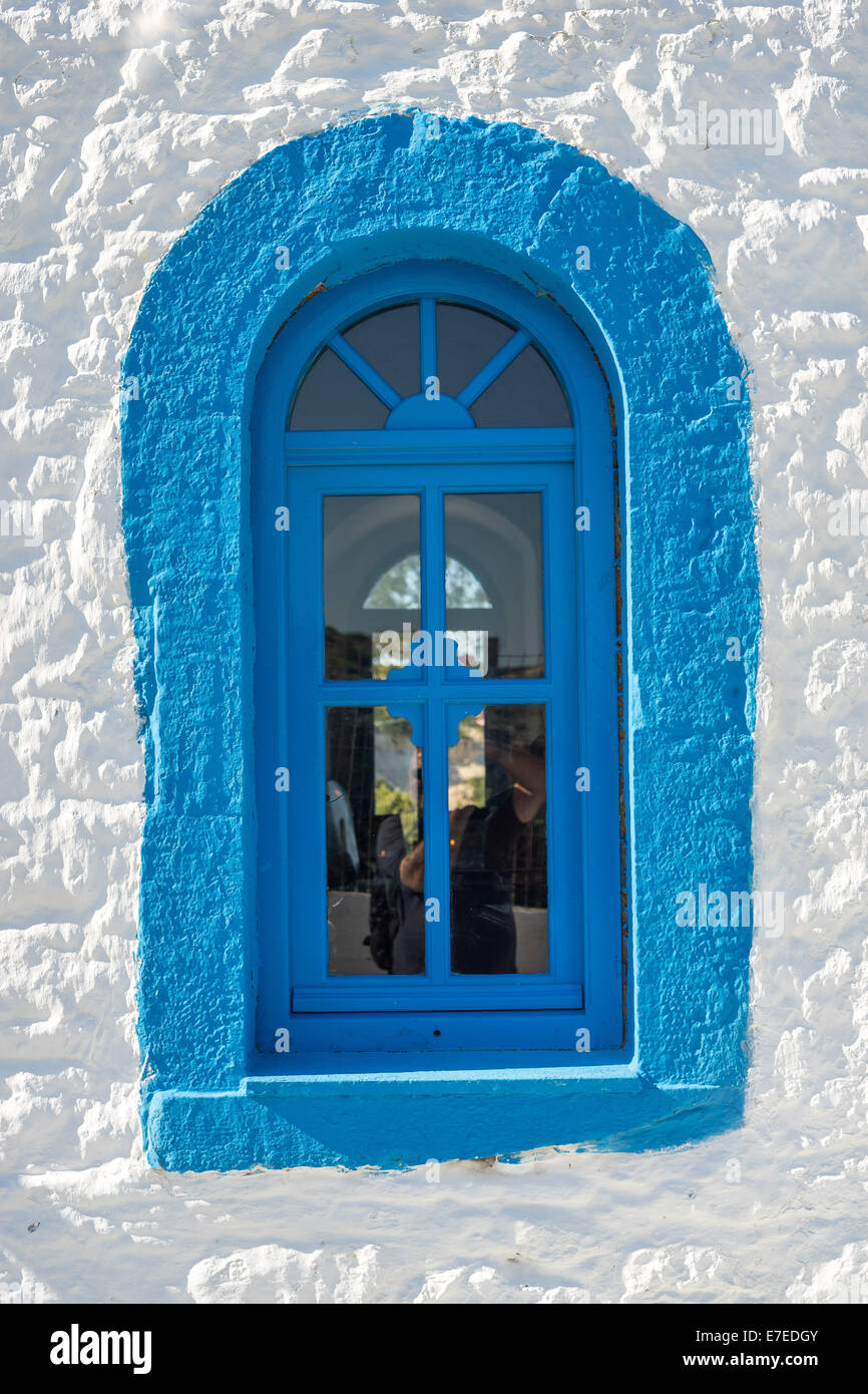 Ventana lateral de la capilla de los islotes Plati Dodecanese Foto de stock