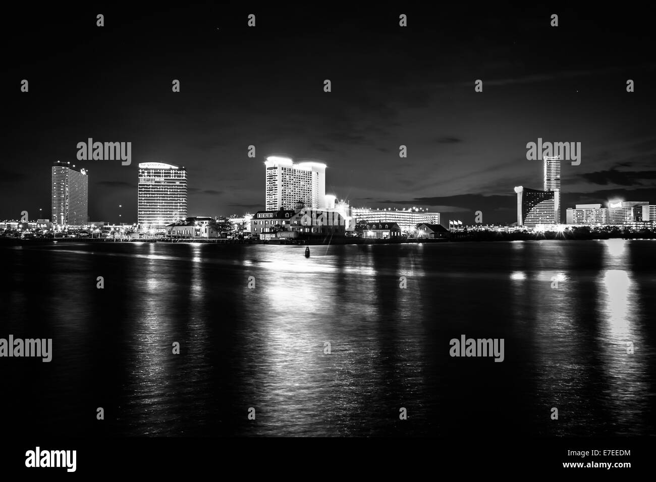 Casinos reflejando en Clam Creek en la noche en Atlantic City, Nueva Jersey. Foto de stock