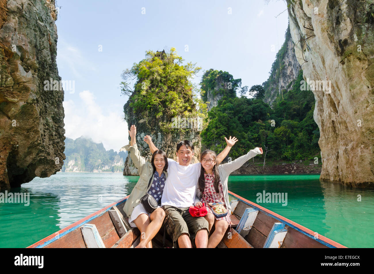 Familia Feliz viaje en barco en vacaciones de verano en Ratchaprapha Dam, el Parque Nacional de Khao Sok, Surat Thani (Tailandia Guilin de Tailandia) Foto de stock