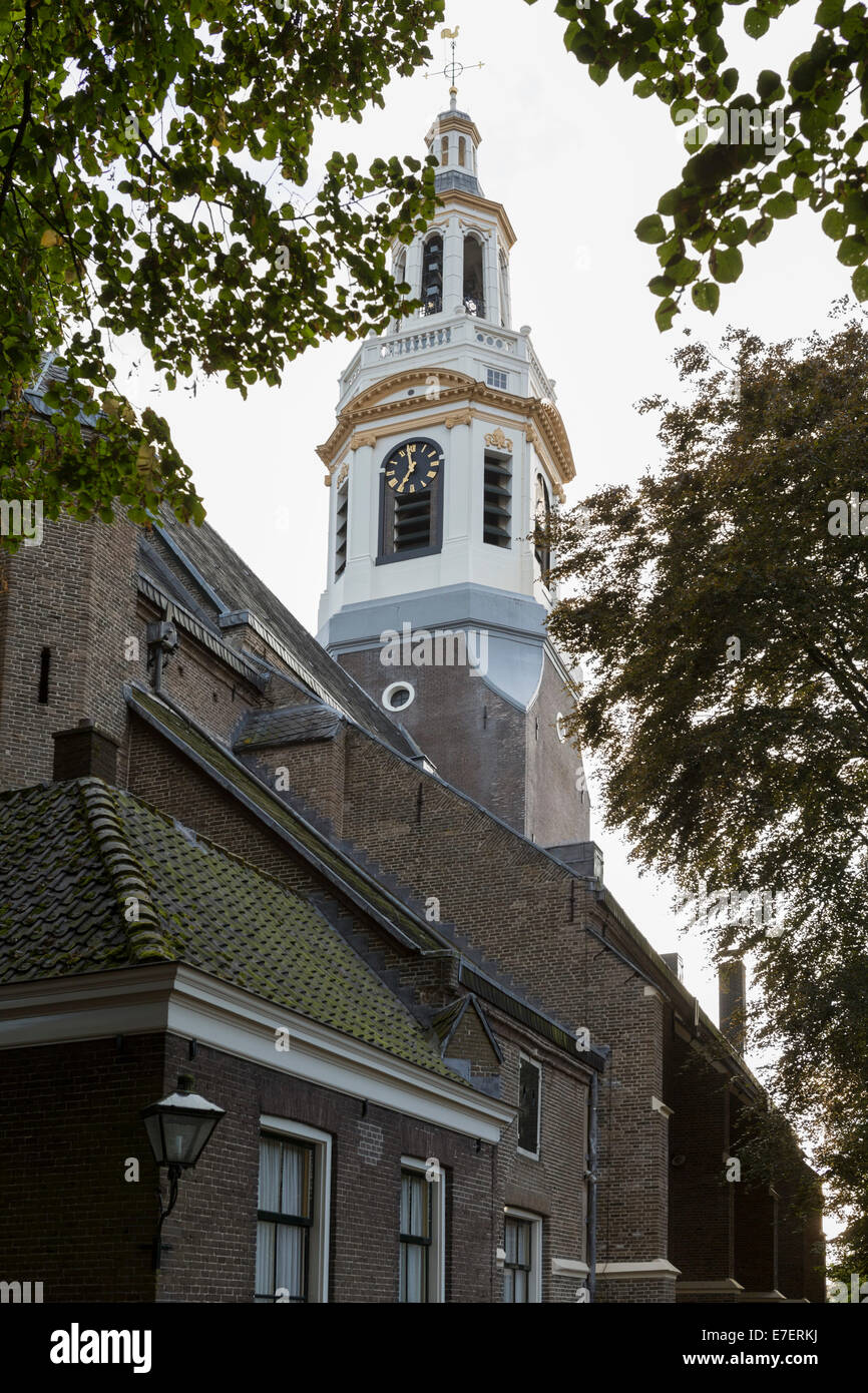 La iglesia y la torre de la iglesia de la iglesia reformada holandesa en Nijkerk en luz del atardecer, provincia Gelderland, en los Países Bajos Foto de stock