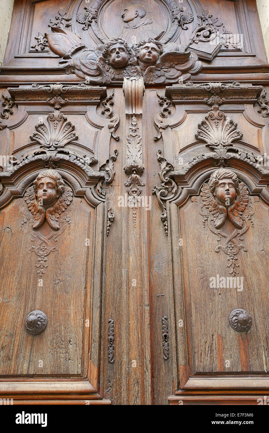 Puerta de madera con tallas, Chapelle du Grand Couvent iglesia, Cavaillon, Vaucluse, Provence-Alpes-Côte d'Azur, en el sur de Francia Foto de stock