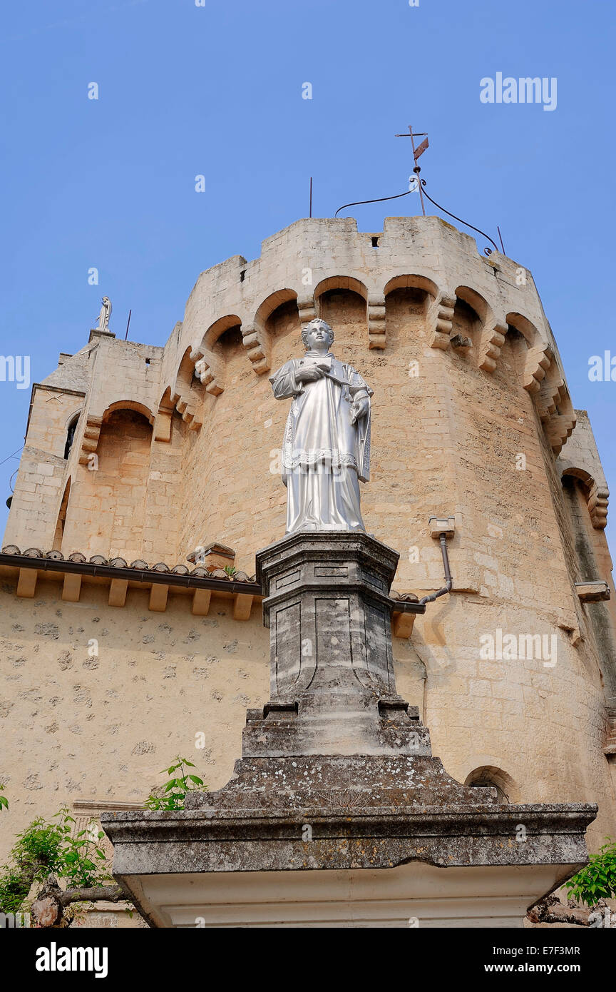 Iglesia y estatua, Saint-Andiol, Bouches-du-Rhone, Provence-Alpes-Côte d'Azur, en el sur de Francia, Francia Foto de stock