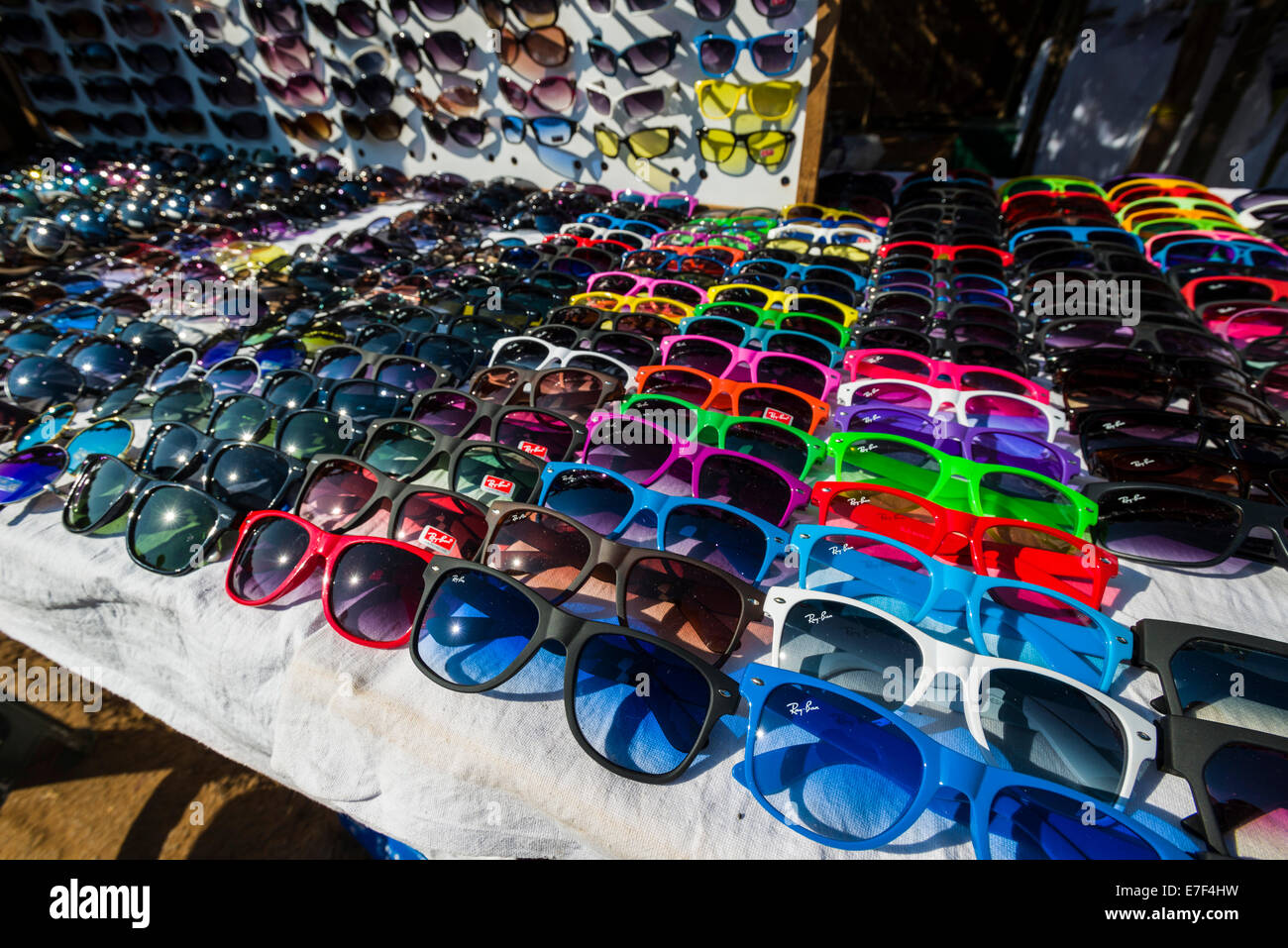 Coloridas gafas de sol para la venta en el mercadillo semanal, Anjuna, Goa,  India Fotografía de stock - Alamy