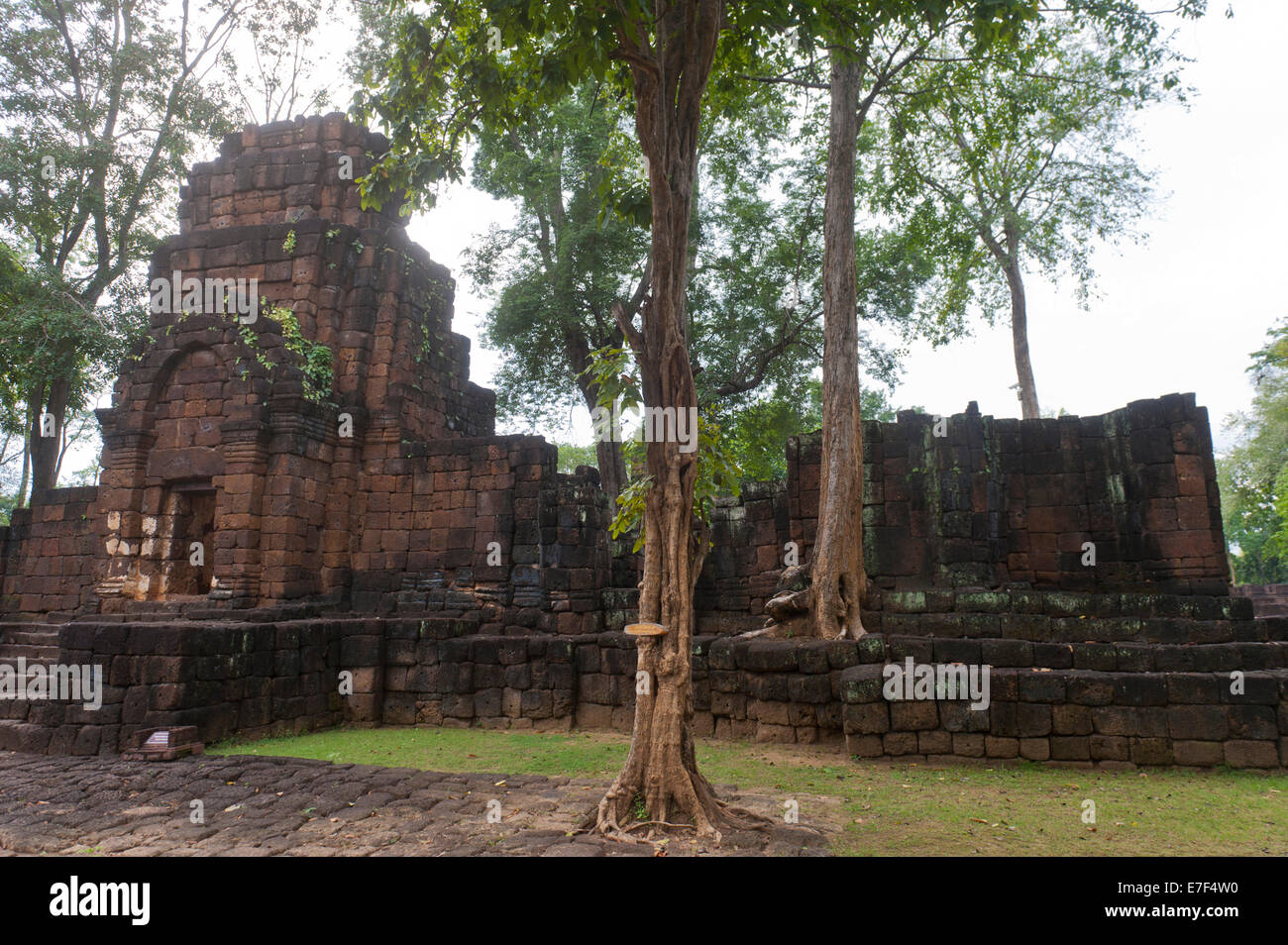 Templo cubierto de torre, Gopura de Prasat, en ruinas de templos, asentamiento histórico de los Khmer, Mueang cantar Historical Park Foto de stock