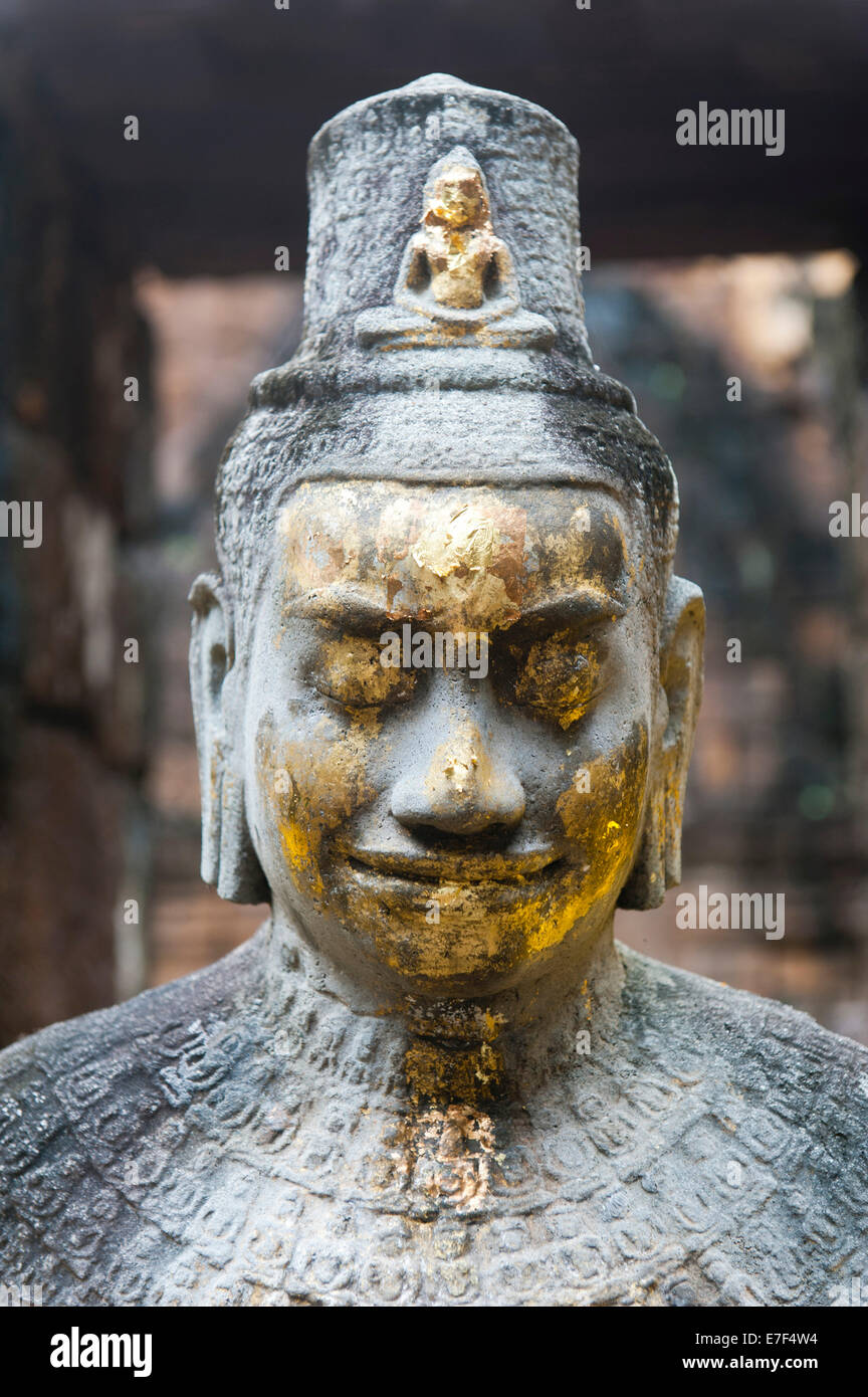 Estatua budista del Bodhisattva Avalokiteshvara con ofrendas en el templo, asentamiento histórico de los Khmer Foto de stock