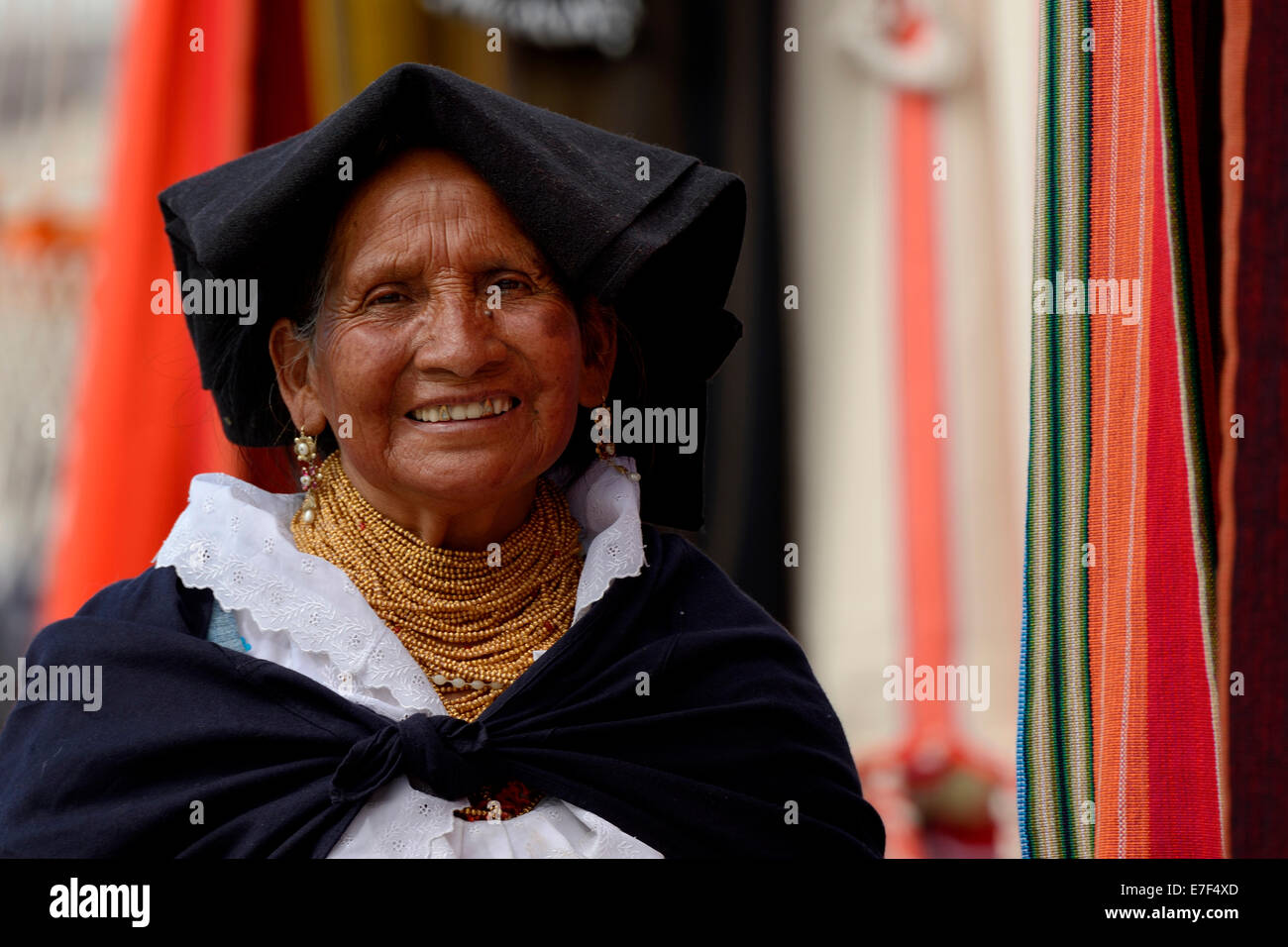 Mercado mujer vistiendo un traje tradicional de Ecuador, Quito, Ecuador, Sudamérica Foto de stock