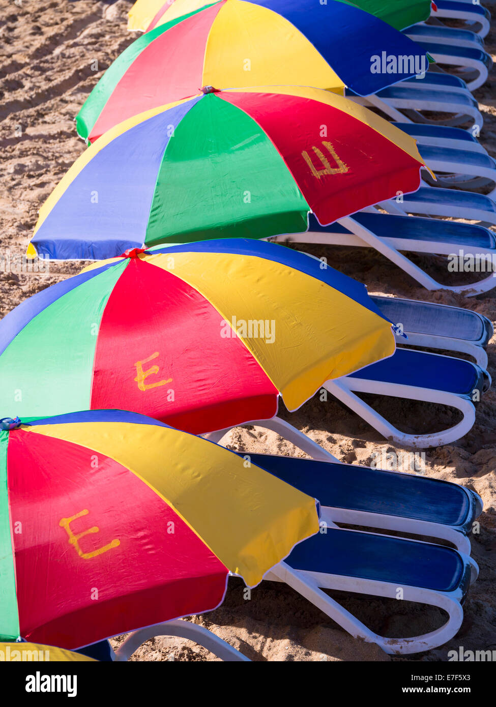 Coloridas sombrillas en la playa de la bahía Rodney Bay, Santa Lucía, Islas  de Barlovento, Antillas Menores Fotografía de stock - Alamy