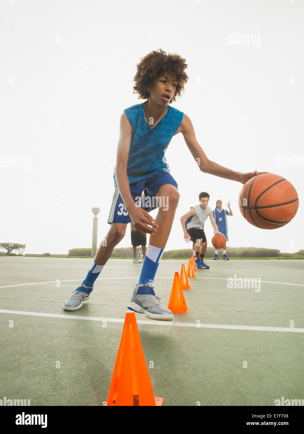 Equipo de baloncesto haciendo ejercicios en la práctica Fotografía de stock  - Alamy
