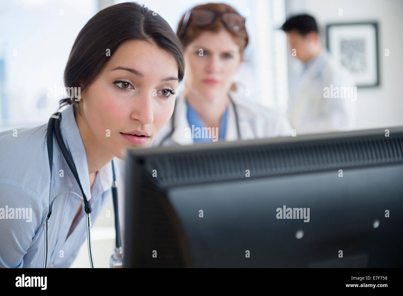 Médicos utilizan el ordenador en la oficina Foto de stock