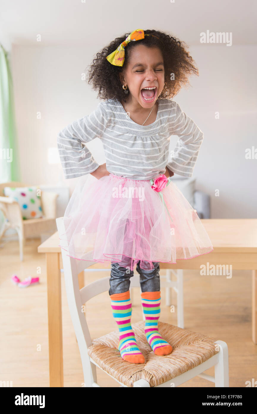 African American Girl gritando en silla Foto de stock