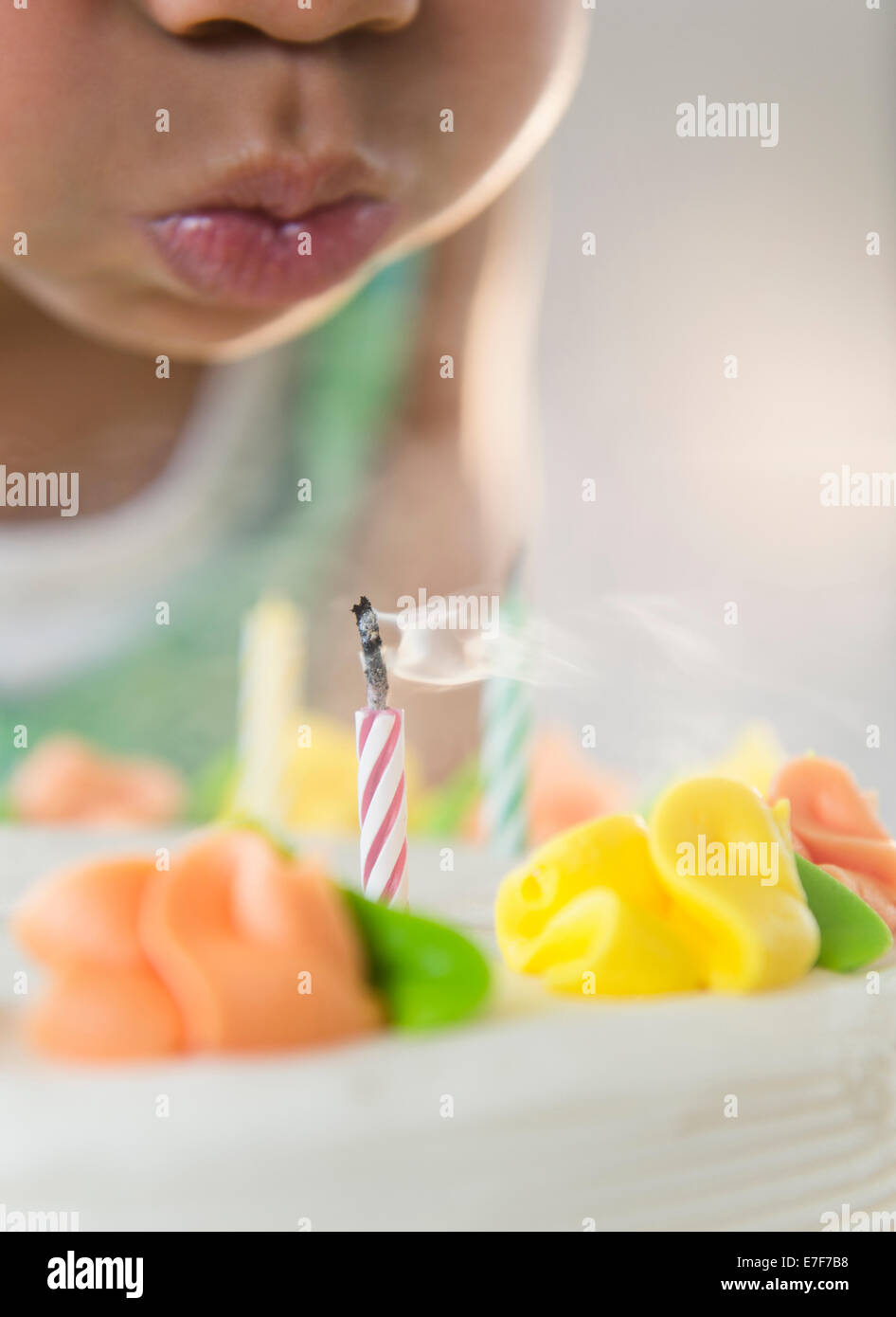 African American Girl Soplar Las Velas En El Pastel De Cumpleanos Fotografia De Stock Alamy