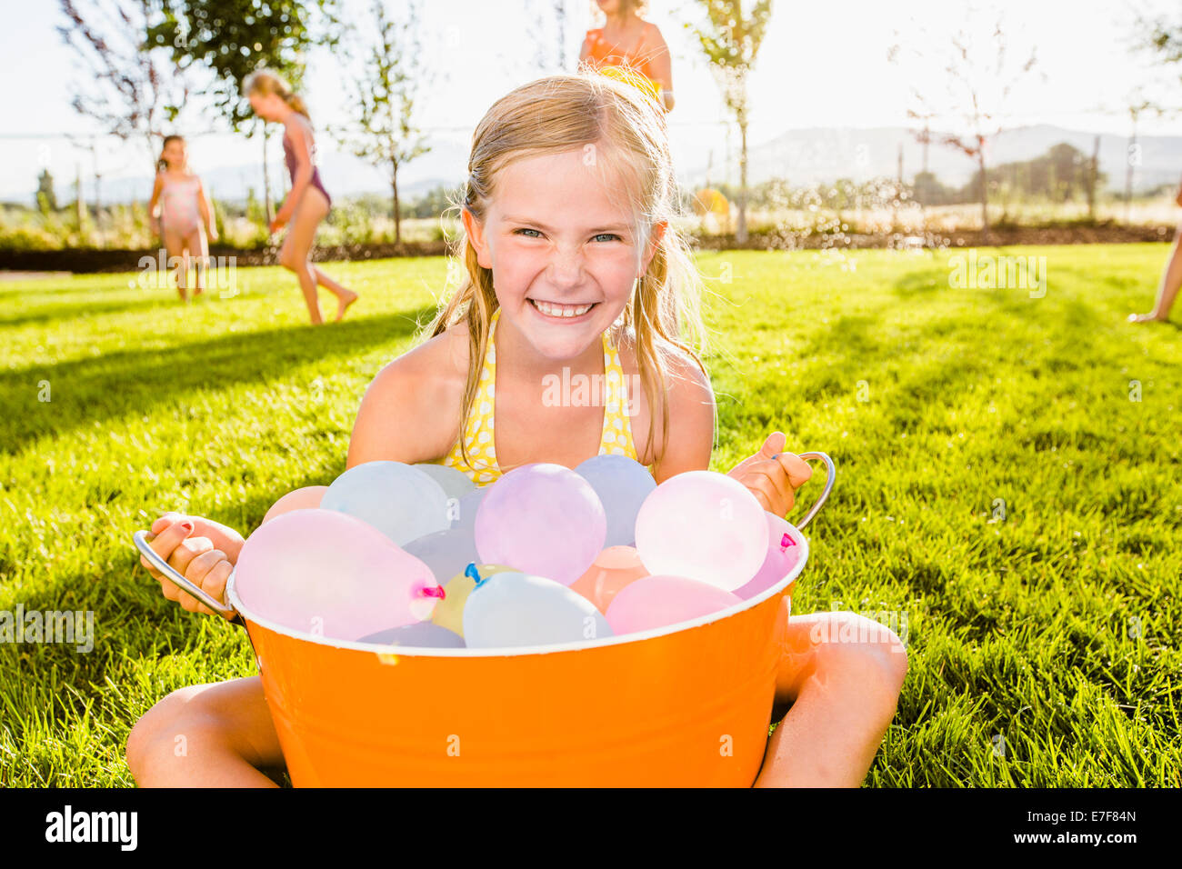 Chicas Felices Disfrutando Del Clima Fotos E Imágenes De Stock Alamy 