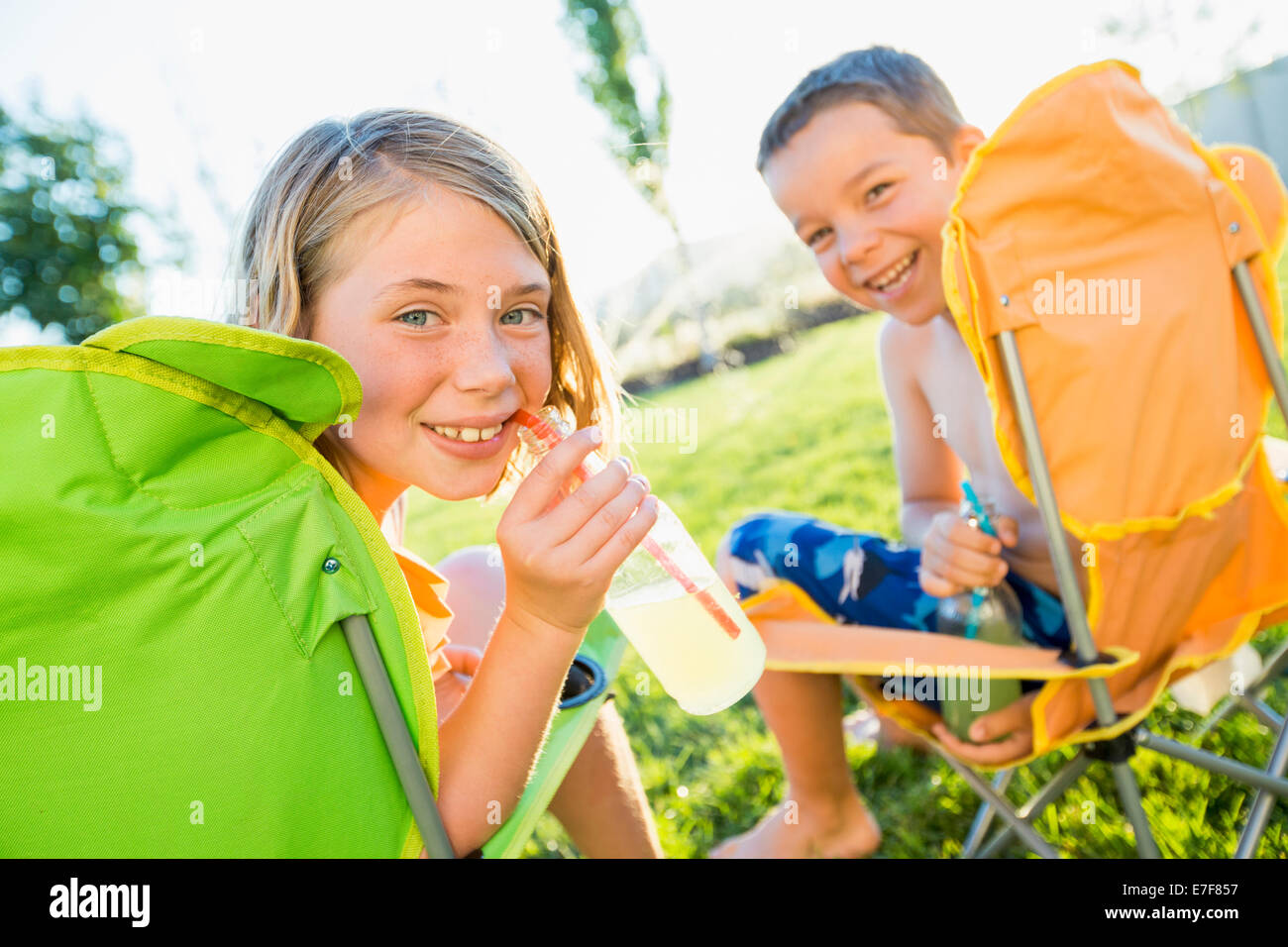 Gente tomando refrescos fotografías e imágenes de alta resolución Alamy