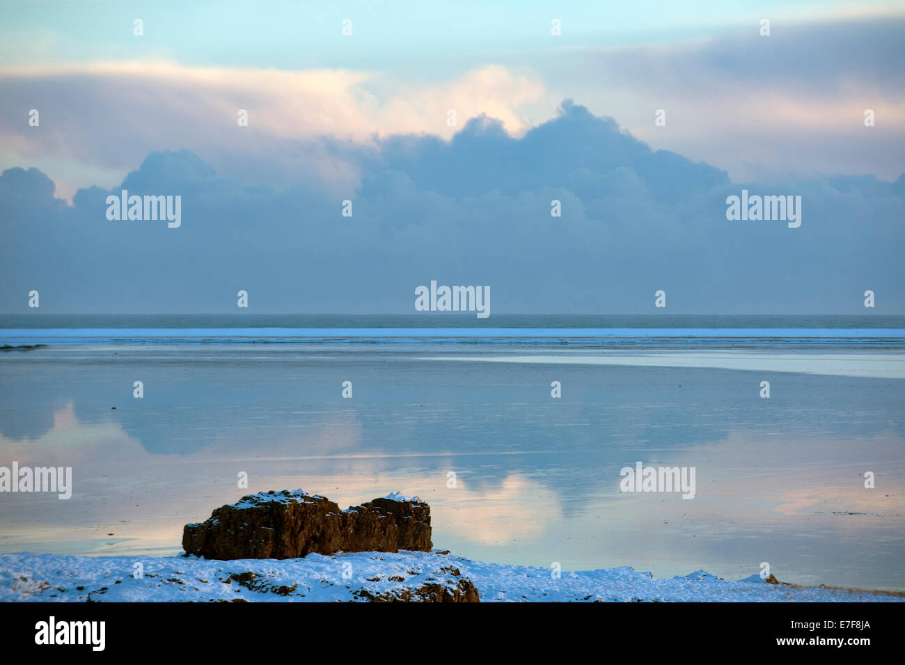 Las nubes reflejan aún en el océano en paisaje ártico Foto de stock