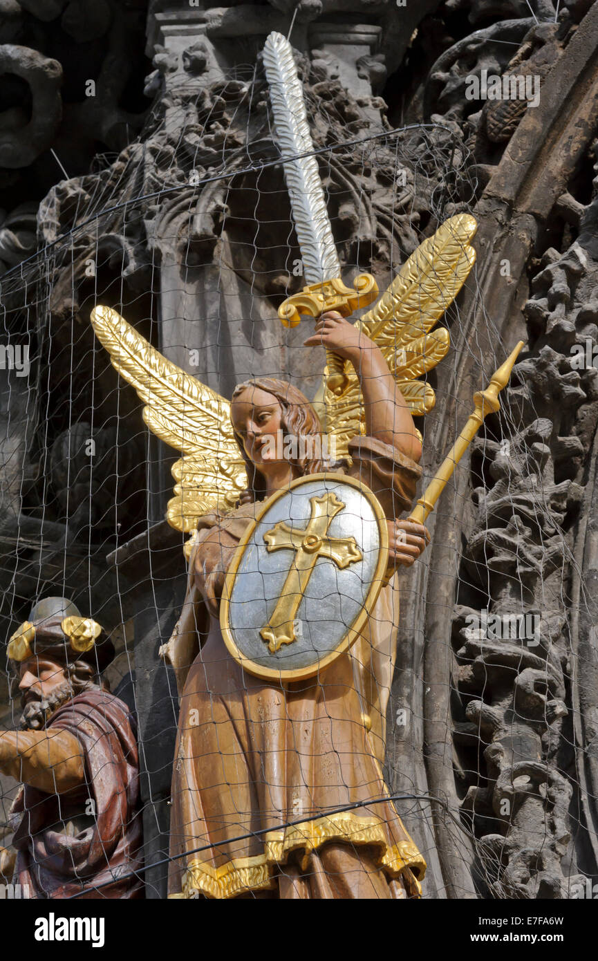 Una pequeña escultura de ángel con una espada y un escudo en frente del  famoso reloj astronómico, Praga, República Checa Fotografía de stock - Alamy