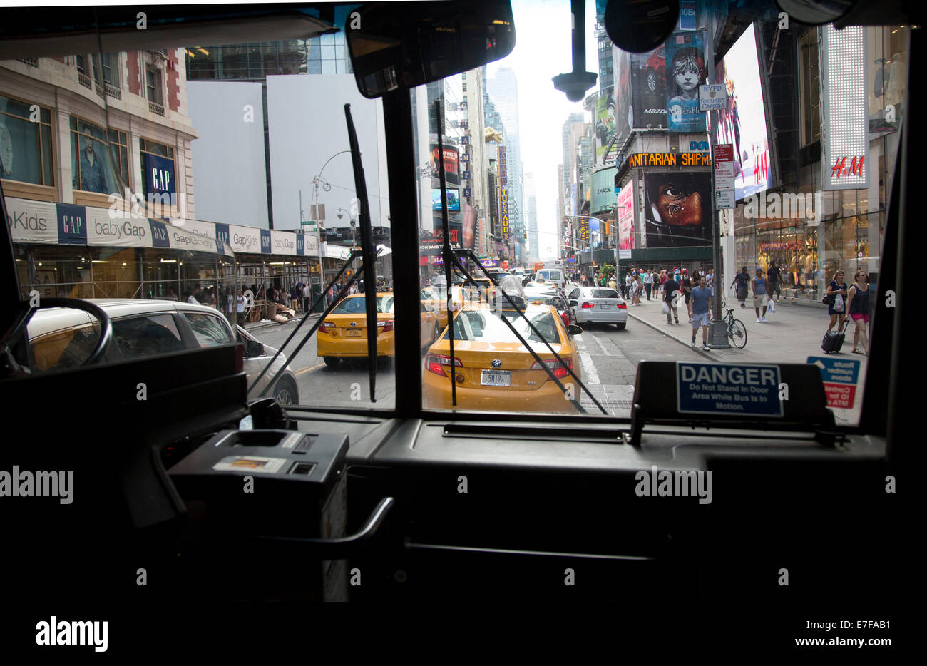 Calle de Nueva York, taxis bus desde dentro Foto de stock