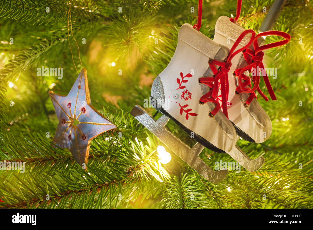 Patines de hielo de madera decoración del árbol de Navidad Fotografía de  stock - Alamy