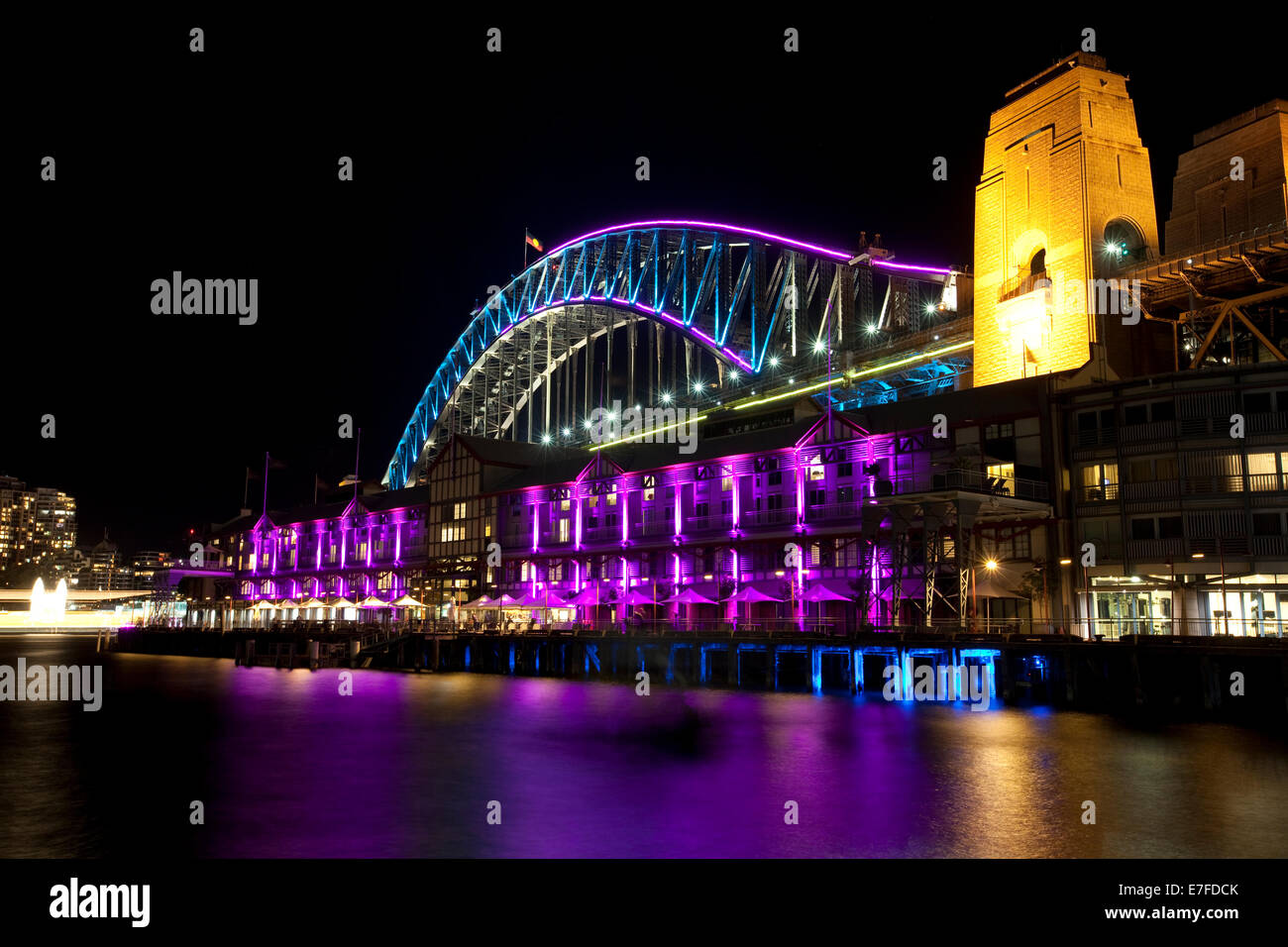 Sydney Harbour Bridge iluminado durante el Vivid Festival, Sydney, NSW, Australia Foto de stock