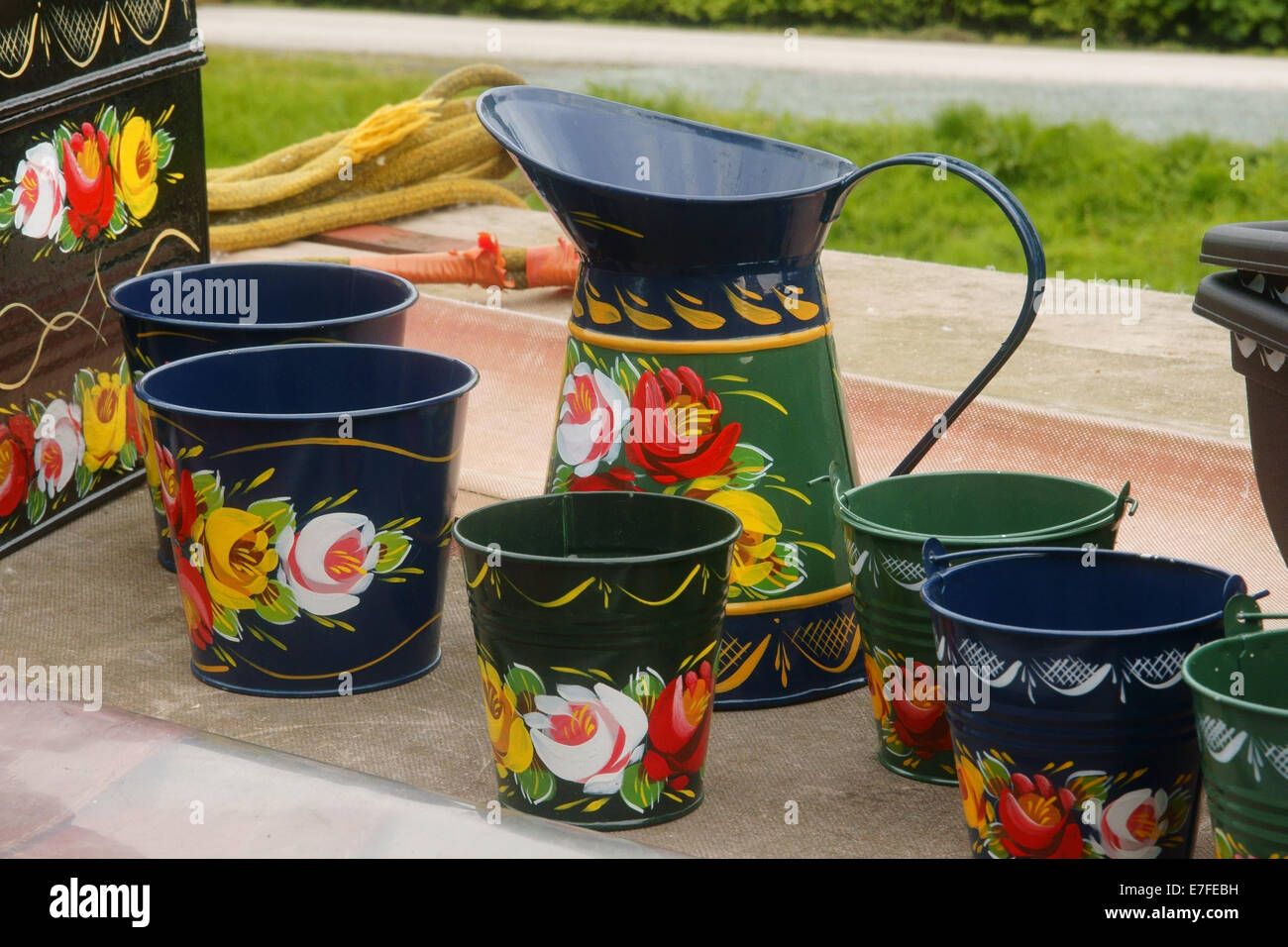 Alegremente decorado pintado a mano tradicional canalware bidones de agua  en un canal Intrus Fotografía de stock - Alamy